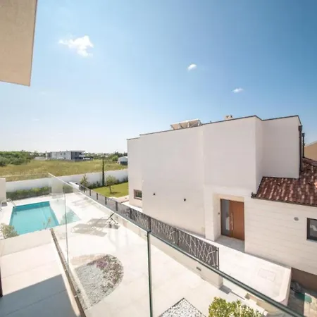 Apartments Vrsi فرسي