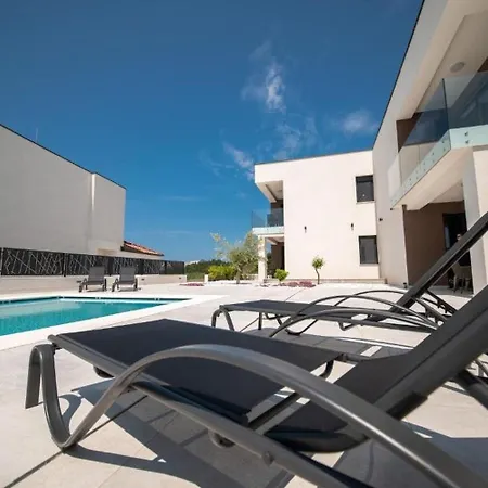 Apartments Vrsi شقة