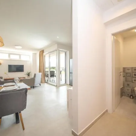 Apartments Vrsi *
