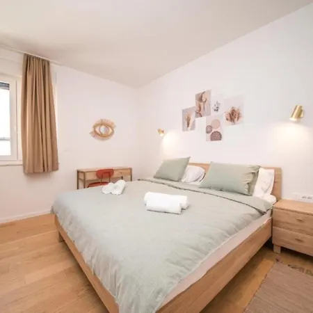 Apartments Vrsi *