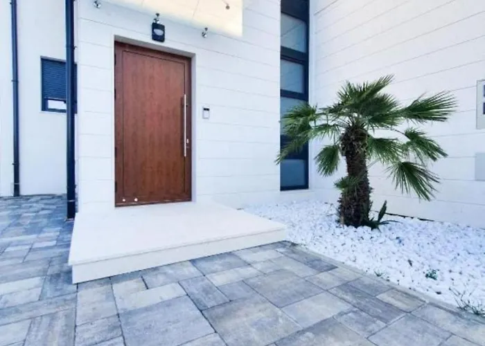 Beautiful With Pool 沃希